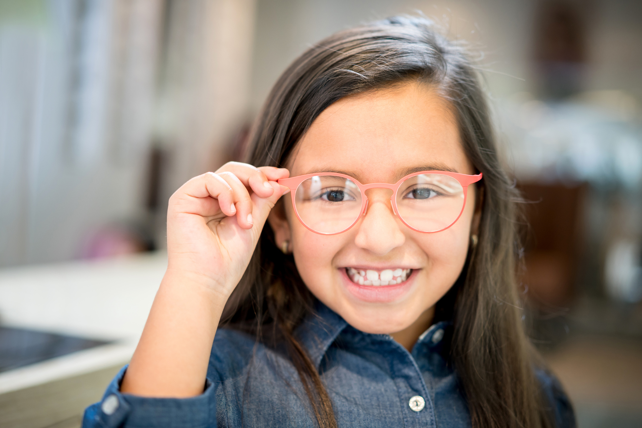 В очках лучше видно. Девочка в очках. Очки для зрения детские девочке. Дети в очках для зрения. Зрение подростков.